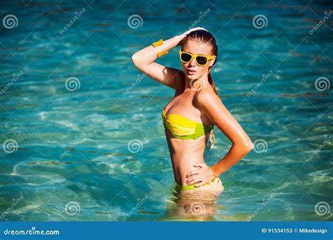 Retrato Al Aire Libre Del Verano De La Mujer Bonita Joven En Bikini