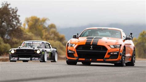 Ford Shelby GT500 Fights Hoonicorn Mustang In 2 200 Bhp Drag Race