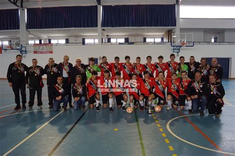 Futsal Equipa de juvenis da ACD Belhó e Raposeira recebeu taça e