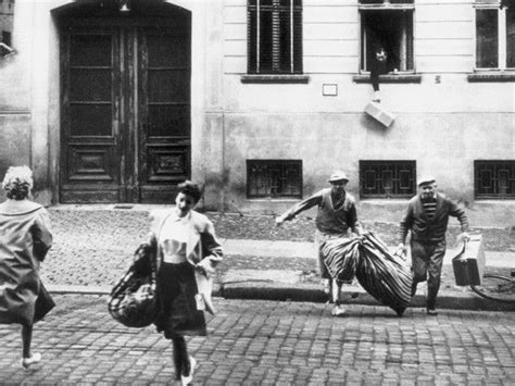 wazzup2 Bewohner an der Bernauer Straße flüchten am 13 August 1961 in