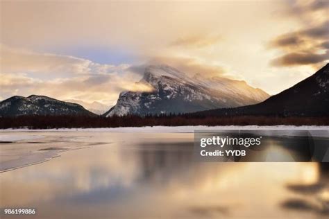 905 Vermilion Lakes Stock Photos, High-Res Pictures, and Images - Getty ...