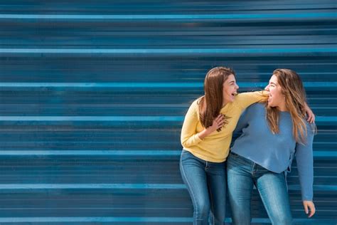 Retrato de duas meninas frente um parede Foto Grátis