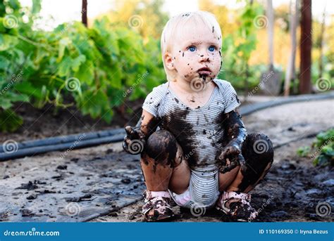 Enfant Jouant Dans La Boue Sur La Rue Photo Stock Image Du Loisirs