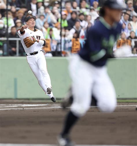 【巨人】長野久義と坂本勇人 ともに2打席無安打も「これからです」と坂本 実戦初出場 プロ野球写真ニュース 日刊スポーツ