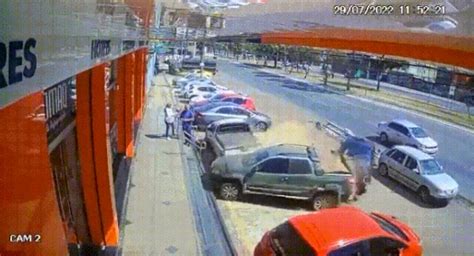 V Deo Motorista B Bado E Sem Cnh Bate Em Carros Estacionados