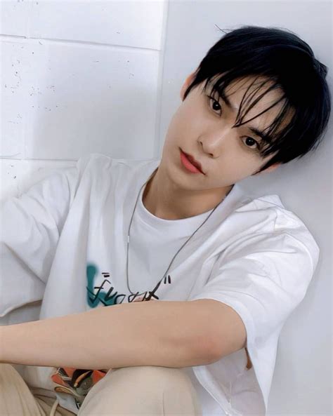 9 Potret Doyoung Nct Yang Bikin Jatuh Hati