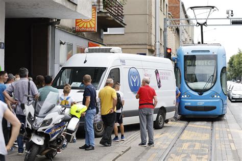 Jutarnji list Zastoj tramvaja kombi je blokirao prugu i onemogućio