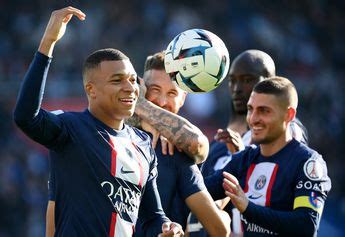 Kylian Mbappé hace gesto obsceno a portero rival en PSG vs Auxerre