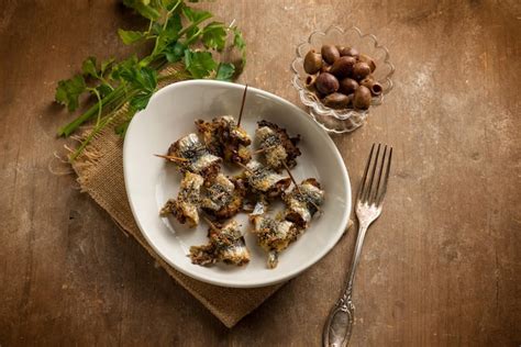 Sardinas Rellenas Al Horno Con Aceitunas Negras Y Perejil Foto Premium