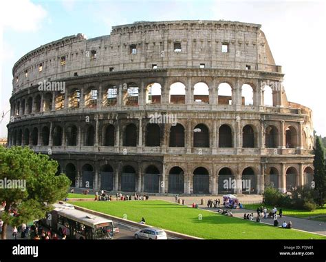 Exterior Del Coliseo Romano Construido En El Siglo I Fachada