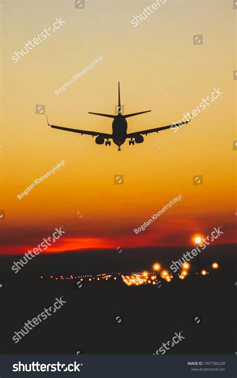 4,111 Jet landing at night Images, Stock Photos & Vectors | Shutterstock