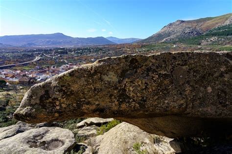 Paisaje Montañoso De Grandes Rocas Graníticas Altas Formaciones