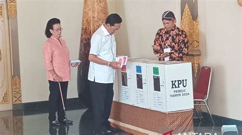 Sri Sultan HB X Didampingi Permaisuri GKR Hemas Nyoblos Di TPS 12