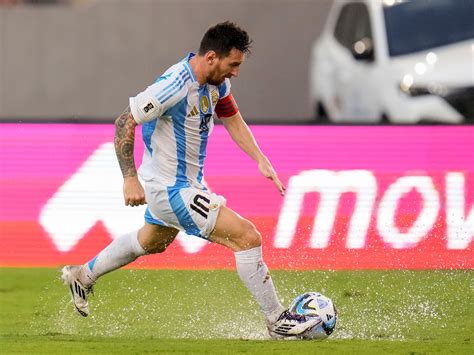 Video: Messi pateando charcos y un campo de juego impresentable en