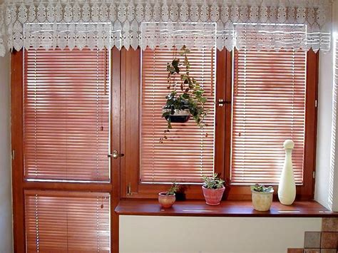 Жалюзи на балконную дверь: как выбрать и способы установки
