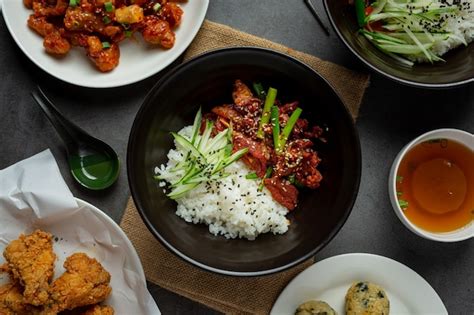 Revuelva El Cerdo Frito Con Salsa Coreana Sobre Fondo Oscuro Foto Gratis