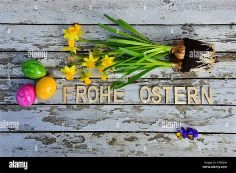 Osterglocken und Ostereier auf altem weißen Holz Hintergrund Stock