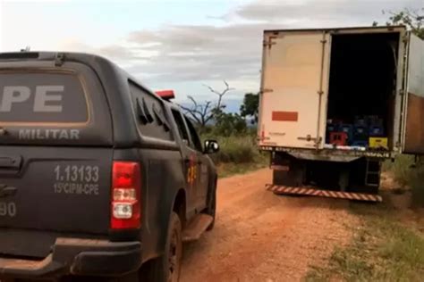 Criminosos fazem caminhoneiro e ajudante de reféns durante roubo de