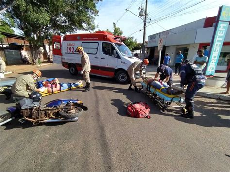 Dois motociclistas ficam feridos após acidente no bairro Santa