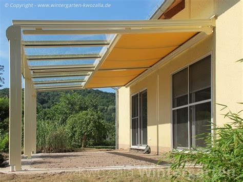 Terrassendach aus Glas und Alu mit einer Sonnenschutz-Markise unter dem ...