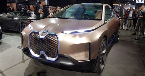 Компания BMW создала большой и весьма необычный электро-кроссовер