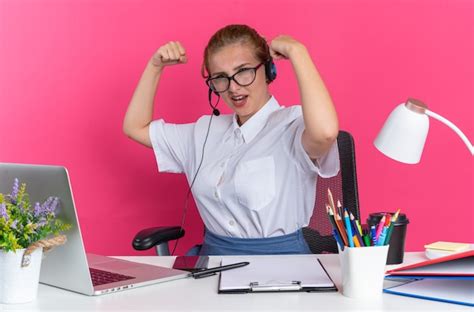 Jeune Fille Blonde Confiante Du Centre D Appels Portant Un Casque Et Des Lunettes Assise Au