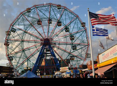 La Maravilla De Rueda De Coney Island El Parque De Diversiones De La