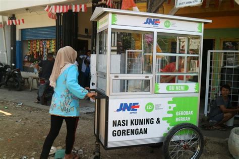 IZI Jabar Dan JNE Salurkan Gerobak Berkah Beserta Modal Usaha