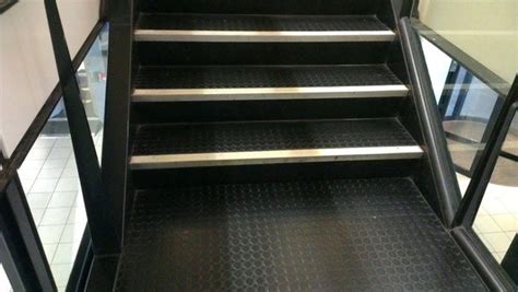 Резиновое противоскользящее покрытие для ступеней лестницы пятак 0.2х1м ...