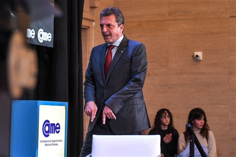 Ante pymes Massa criticó el plan de dolarización de Milei y el