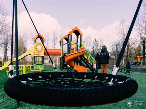 Новий дитячий майданчик відкрили в одному з парків Тернополя ФОТО Новини Тернополя і області