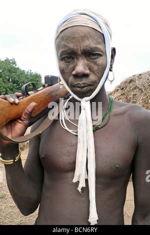 África del Sur Etiopía el Parque Nacional de Omo Mago hombre Mursi