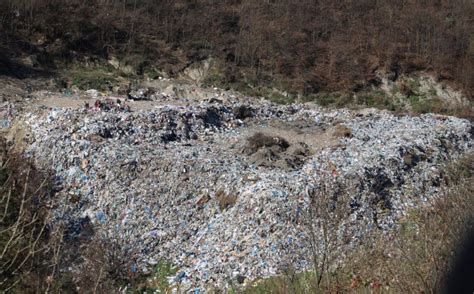 Foto Gora De Samo Metara Od Deponije Sme A Prisutni Iva Olovo