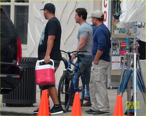 Mark Wahlberg Flaunts Big Muscles on 'Transformers 4' Set: Photo 2939669 | Mark Wahlberg Photos ...