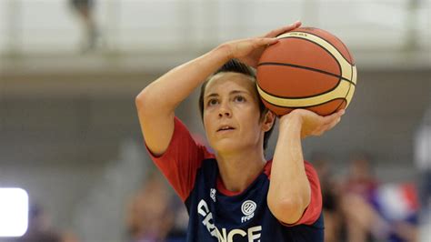 Basket l ancienne capitaine des Bleues Céline Dumerc annonce sa retraite