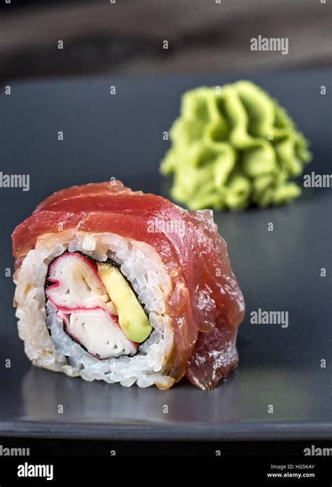 Spider Roll Sushi Hi Res Stock Photography And Images Alamy