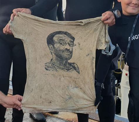 Dalle Acque Delle Tremiti Riaffiora Una Maglia Di Lucio Dalla Con