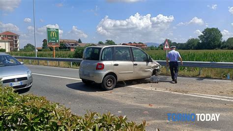 Incidente In Via Stupinigi Angolo Via Buonarroti A Vinovo Auto Contro