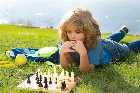 Enfant Pensant Aux Checs Petit Enfant Jouant Aux Checs Enfant Jouant