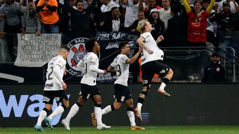 Corinthians Leva Susto Mas Bate Coritiba No Brasileir O