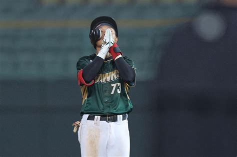 分享 台鋼雄鷹fb 葉保弟上壘手勢 看板 Baseball 批踢踢實業坊