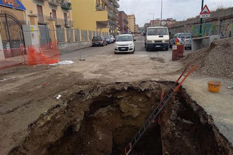 Maxi Voragine In Via Bagnoli La Fogna Collassa E Cede La Strada