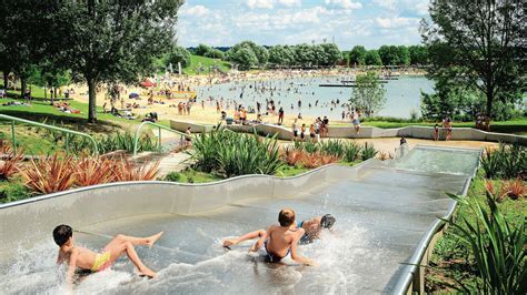 Un immense parc aquatique en plein air au bord d une plage à 30 min de