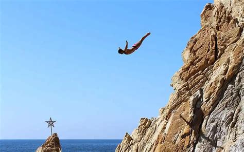 Acapulcos Cliff Divers Win International Tourism Award