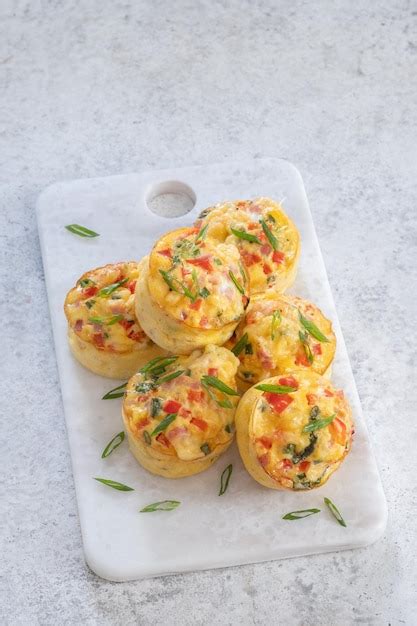 Muffins de huevo con jamón queso y verduras Foto Premium