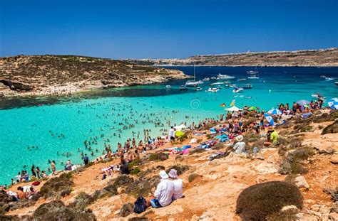 Playa Abarrotada En La Laguna Azul De La Isla De Comino Malta Imagen