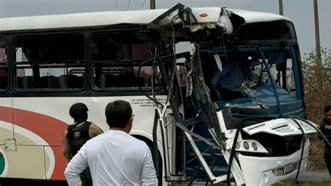 Autobús De Trabajadores De Pemex Se Queda Sin Frenos Y Choca Con Tren Se Reporta Un Muerto N