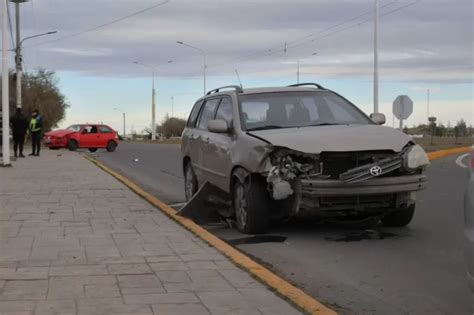 Fuerte Accidente Entre Dos Autos Dejó A Un Hombre Hospitalizado Uno De Los Conductores Se