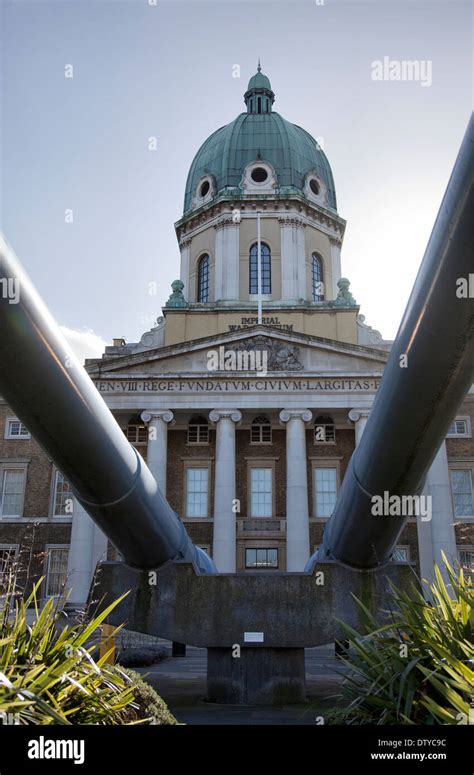 Imperial War Museum With Guns In Southwark Se1 London Uk Stock Photo