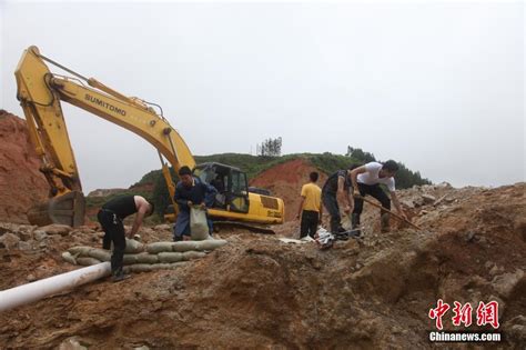 暴雨致福建周宁河水暴涨 土屋墙体倒塌中国发展门户网－国家发展门户